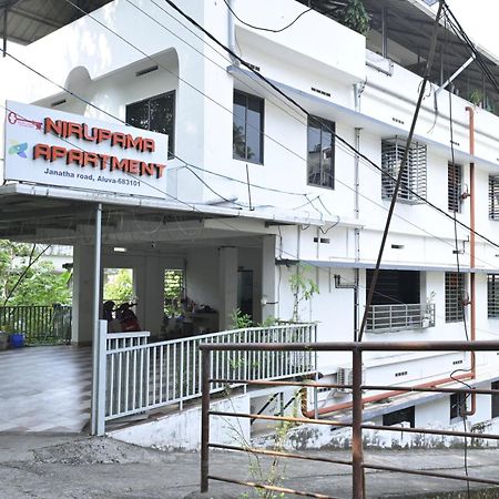 Nirupama,Hotel Aluva 700 Mtr From Aluva Railway Station Alwaye Buitenkant foto