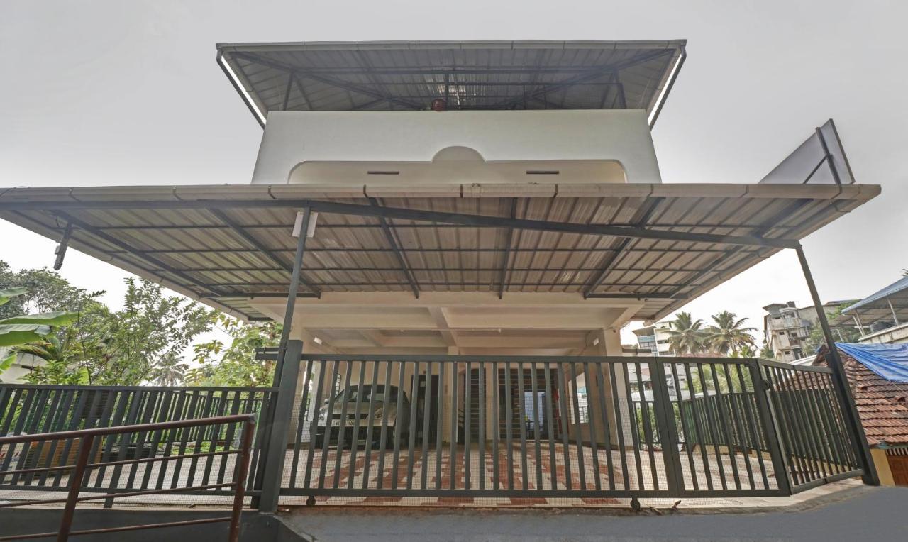 Nirupama,Hotel Aluva 700 Mtr From Aluva Railway Station Alwaye Buitenkant foto