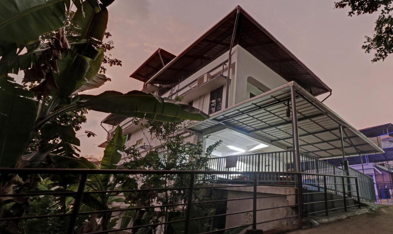 Nirupama,Hotel Aluva 700 Mtr From Aluva Railway Station Alwaye Buitenkant foto