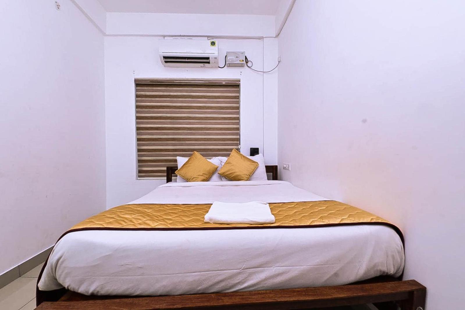 Nirupama,Hotel Aluva 700 Mtr From Aluva Railway Station Alwaye Buitenkant foto